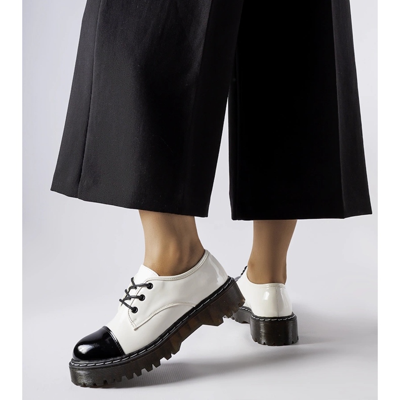 Biało-czarne lakierowane półbuty białe 1