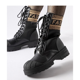 Czarne skarpetowe botki brązowy napis Daria - Solea 1