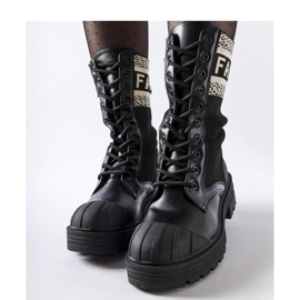 Czarne skarpetowe botki z białym napisem Daria - Solea 1