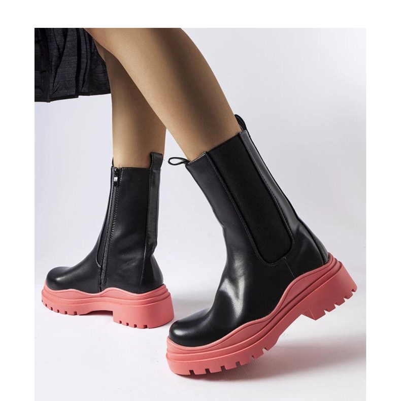 Czarne botki na kolorowej podeszwie 1