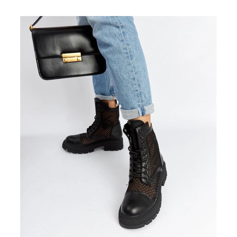 Czarne prześwitujące trapery 1