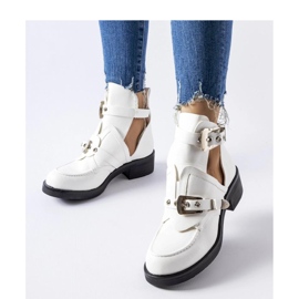 Białe botki z wycięciami 1