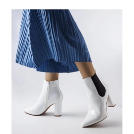 Białe lakierowane botki na słupku zapinane na suwak 1