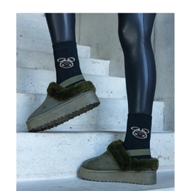 Zielone kapcie na platformie ozdobione futerkiem i z gumką przy pięcie 1