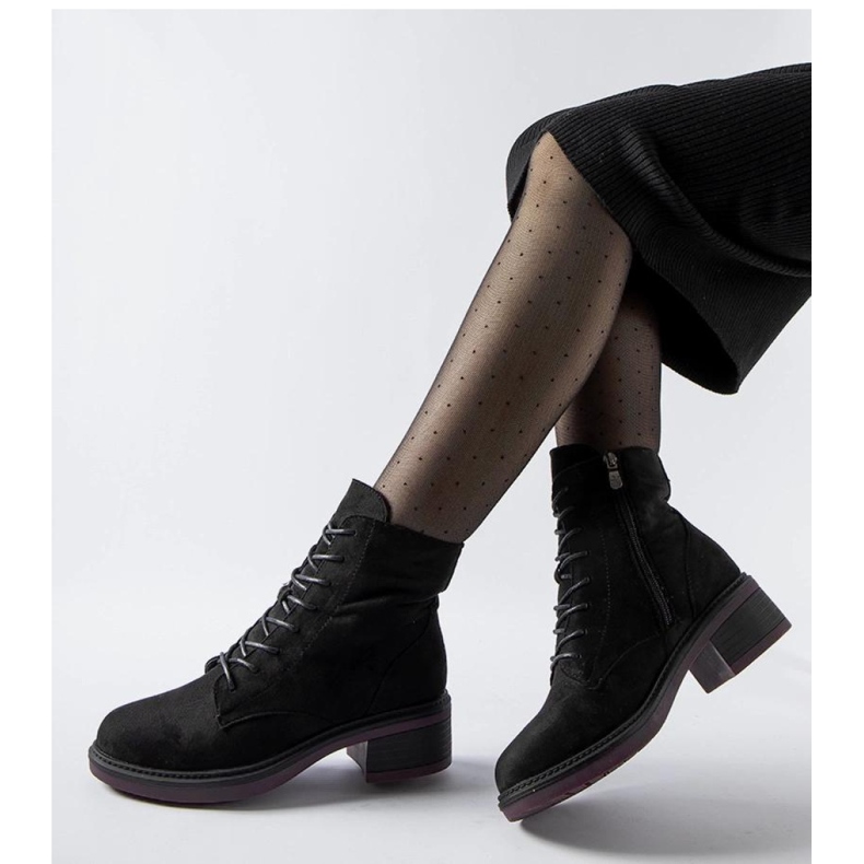 Czarne klasyczne botki z fioletową podeszwą 1