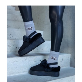 Czarne kapcie na platformie ozdobione futerkiem i z gumką przy pięcie 1