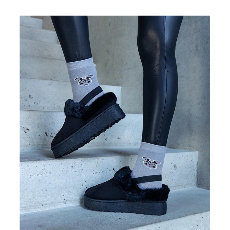 Czarne kapcie na platformie ozdobione futerkiem i z gumką przy pięcie 1