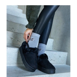 Czarne kapcie na platformie ozdobione futerkiem i z gumką przy pięcie 2