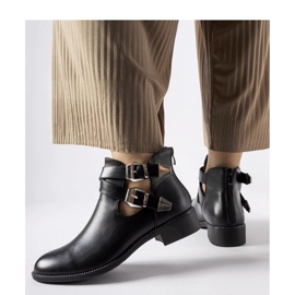 Czarne wycięte botki z klamerkami 1