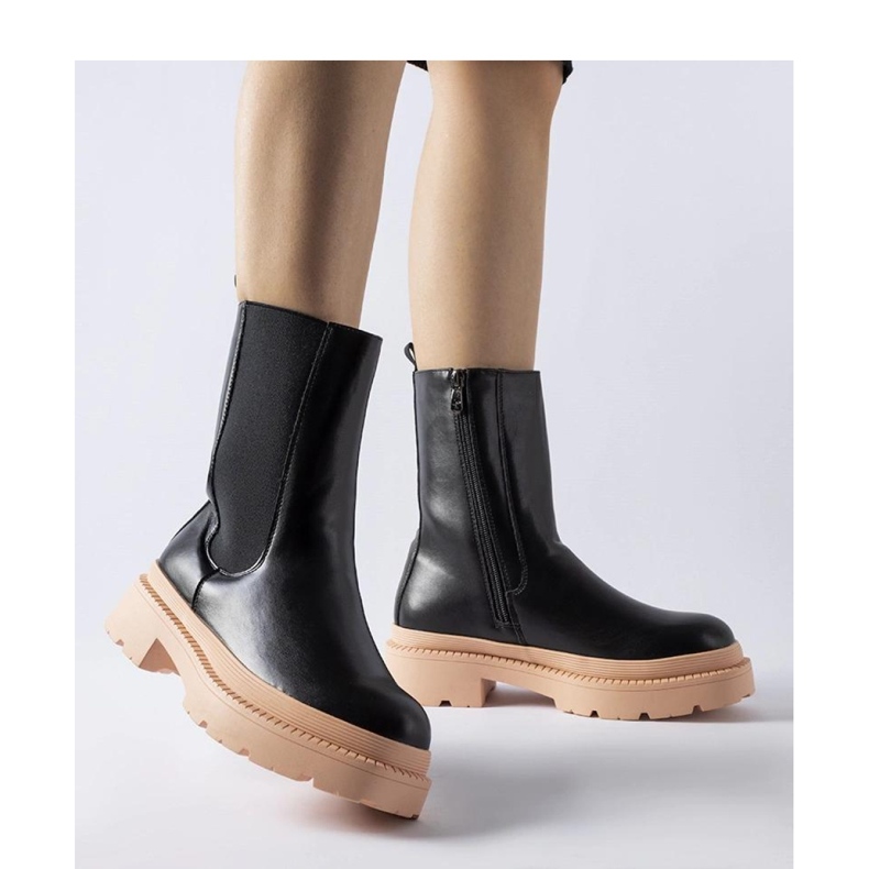 Czarne botki na jasnoróżowej podeszwie 1