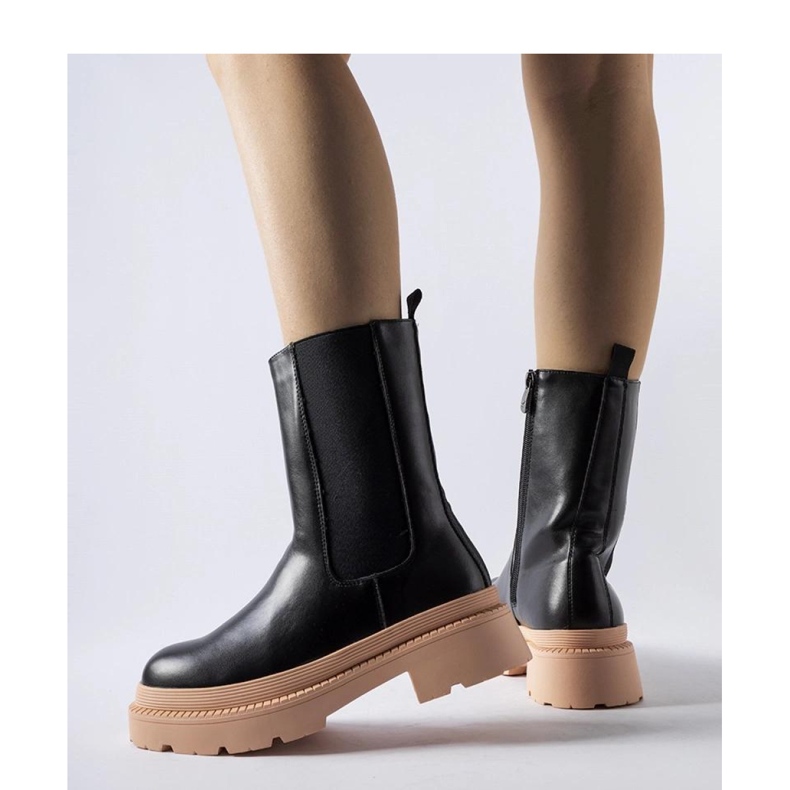 Czarne botki na jasnoróżowej podeszwie 2