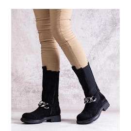 Czarne botki damskie zdobione łańcuchem 1
