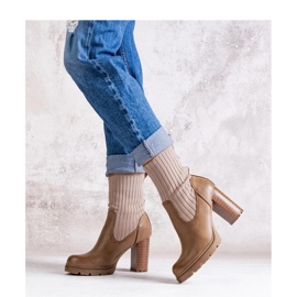 Ciemnobeżowe botki na słupku z eko skóry beżowy 1