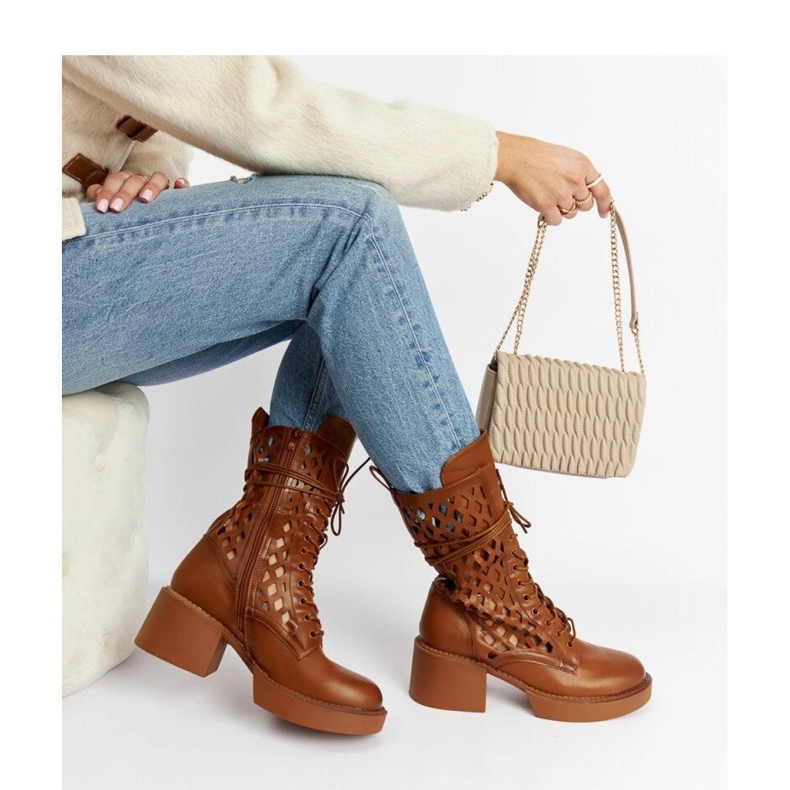 Brązowe ażurowe trapery na obcasie 1