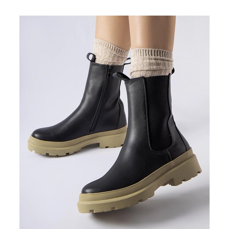 Czarne botki na oliwkowej podeszwie 1