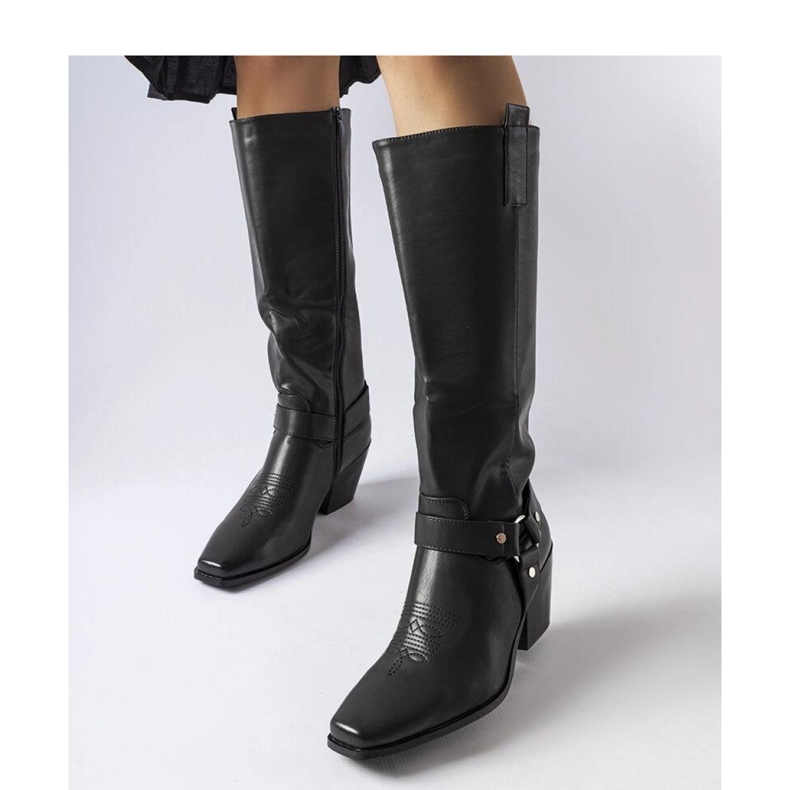 Czarne kowbojki na słupku 1