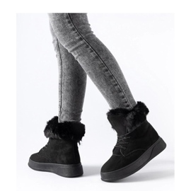 Czarne śniegowce na platformie 1