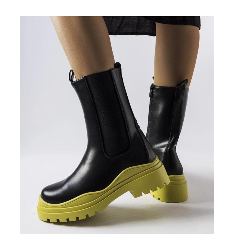 Czarne botki na kolorowej podeszwie 1