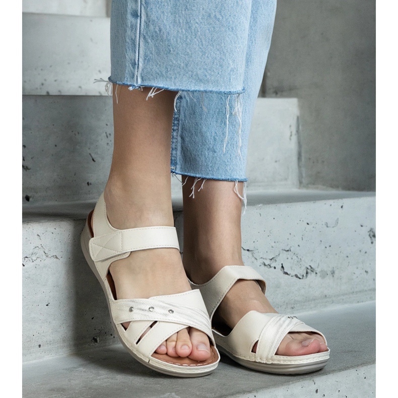 Beżowe sandały na platformie beżowy 1