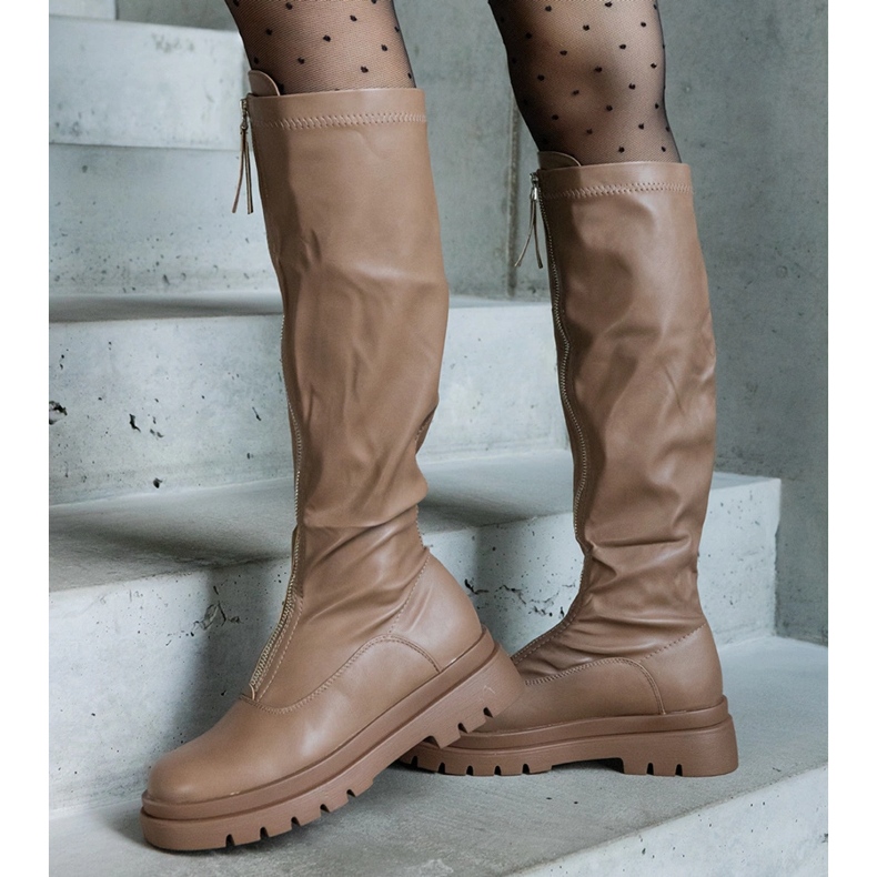 Brązowe kozaki z eko skóry na płaskim obcasie zdobione zamkiem 1