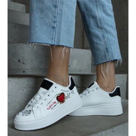Białe sneakersy ozdobione naszywką i napisami na platformie 2
