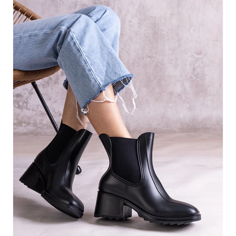 Czarne kalosze na słupku 1