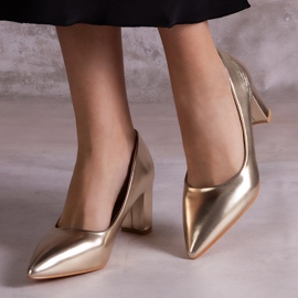 Złote czółenka na słupku złoty 2