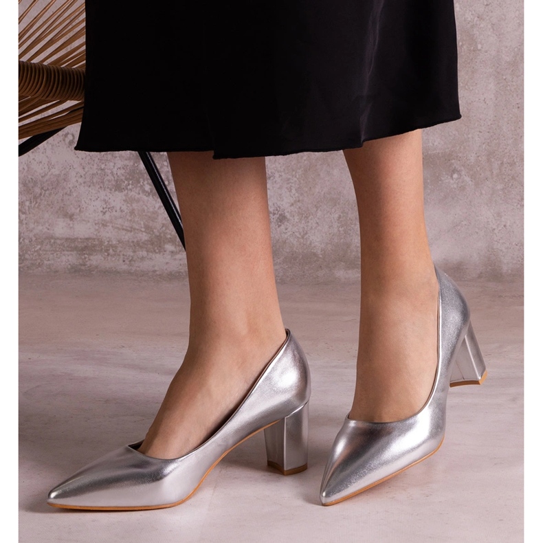 Srebrne metaliczne czółenka na słupku srebrny 2