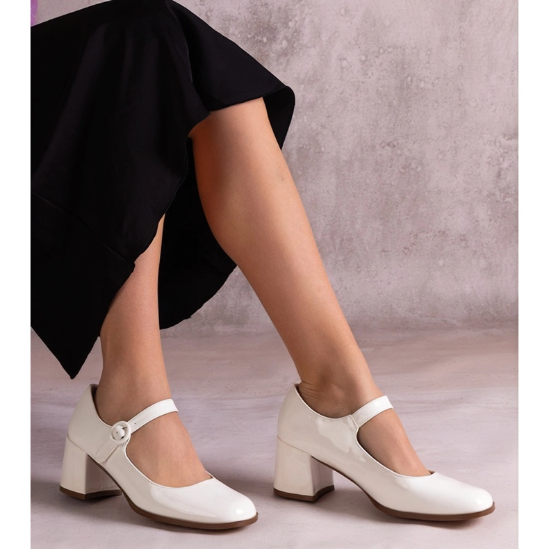 Białe lakierowane czółenka z paskiem na słupku 1