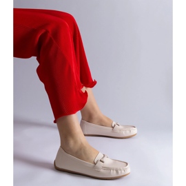 Beżowe klasyczne mokasyny z eko skóry z ozdobą beżowy 1