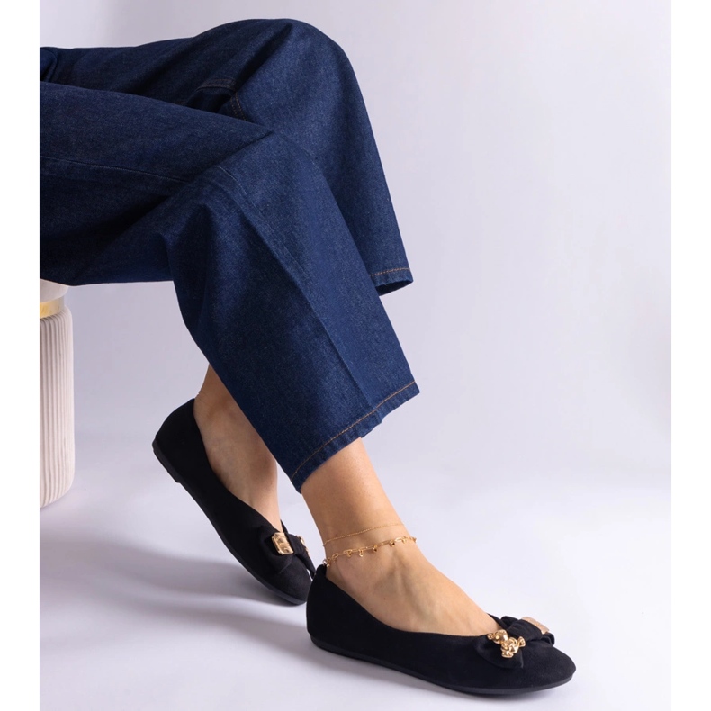 Czarne balerinki zdobione kokardką i broszką 1