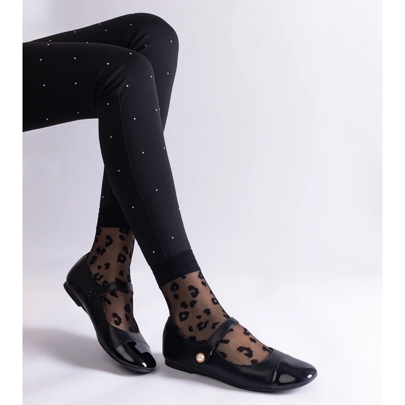 Czarne balerinki z lakierowanym noskiem zapinane na rzepy 1