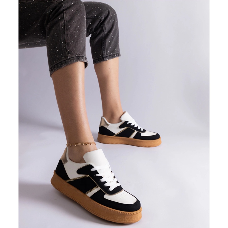 Czarne sneakersy sznurowane na platformie 1