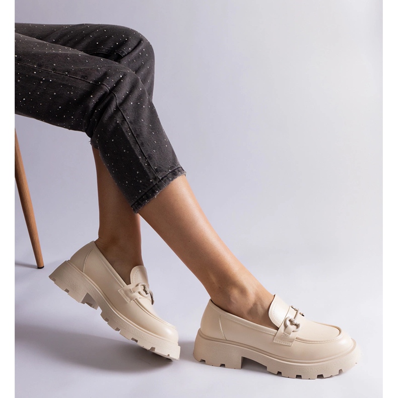 Beżowe mokasyny z eko skóry ze złotym zdobieniem beżowy 1