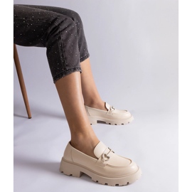 Beżowe mokasyny z eko skóry ze złotym zdobieniem beżowy 2