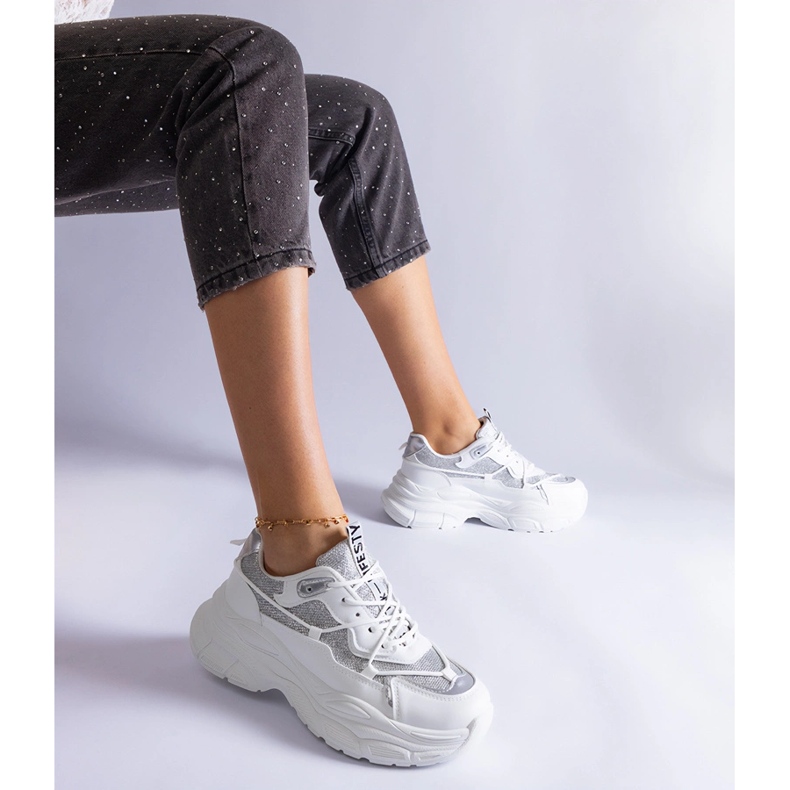Białe sneakersy z brokatowymi wstawkami 1