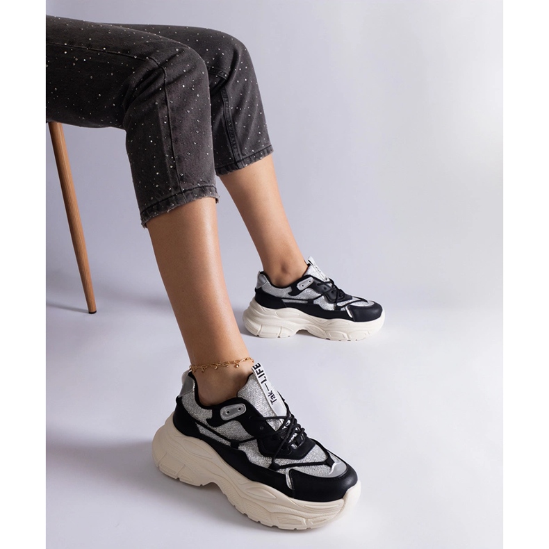 Czarne sneakersy z brokatowymi wstawkami 1