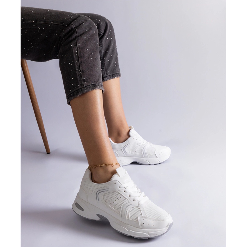 Białe sneakersy sportowe 1