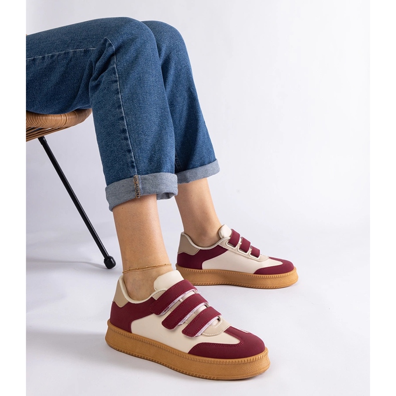 Bordowe sneakersy zapinane na rzepy czerwone 1