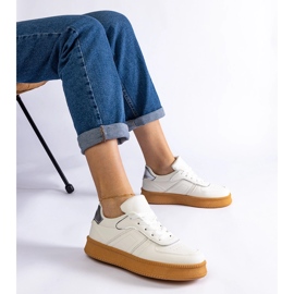 Białe sneakersy sznurowane na platformie 1