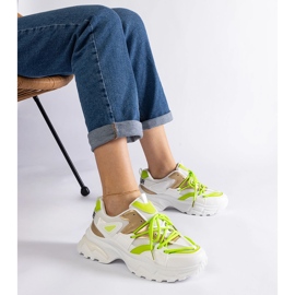 Białe sneakersy sportowe 1
