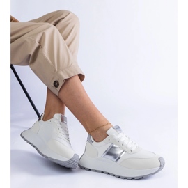 Białe sneakersy na platformie 2