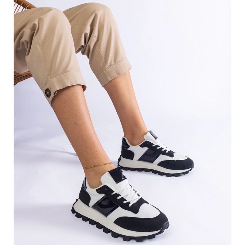 Czarne sneakersy z widocznym protektorem 2