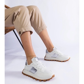 Białe sneakersy z widocznym protektorem 1