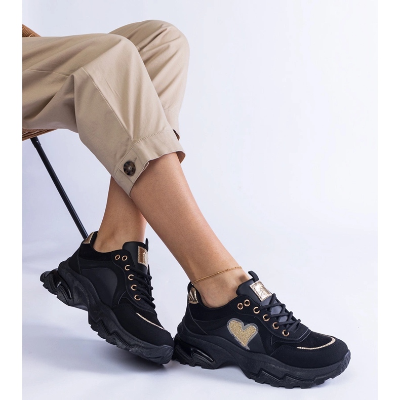Czarne sneakersy na platformie z serduszkiem czarne 1