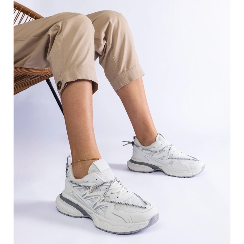 Białe damskie sneakersy na masywnej podeszwie 1
