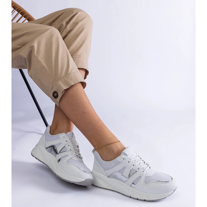 Białe sneakersy na grubej podeszwie 1