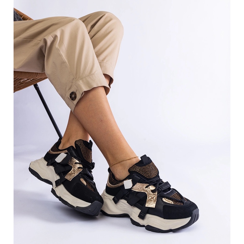Czarne sneakersy ze złotymi wstawkami 1