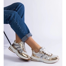 Materiałowe sneakersy sportowe ze złotymi wstawkami 3
