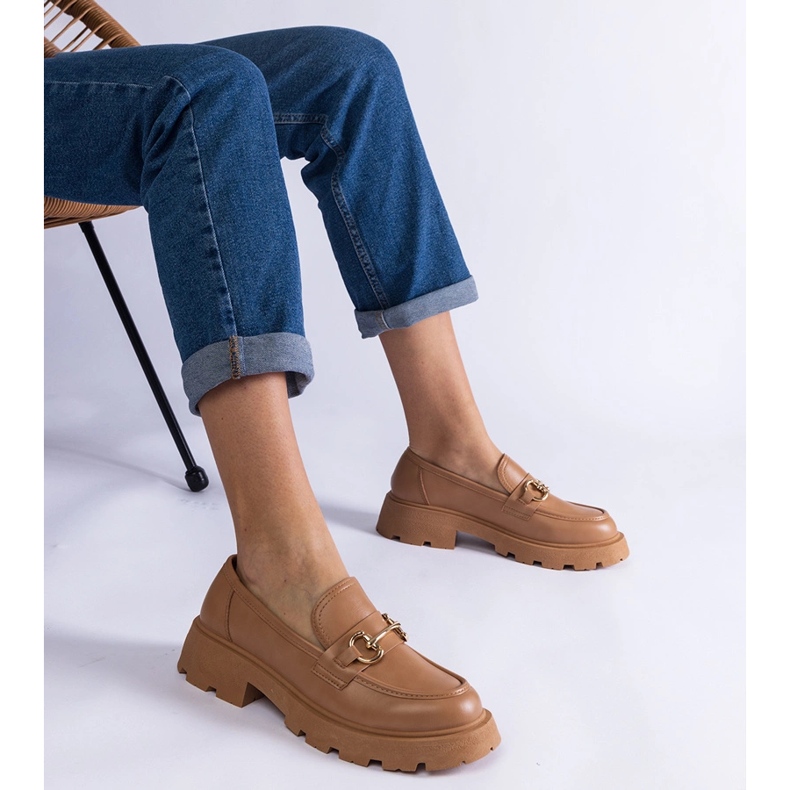 Brązowe mokasyny z eko skóry ze złotym zdobieniem beżowy 1